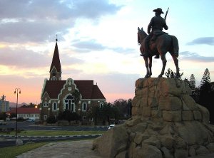 Deutsches Reiterdenkmal mit Christuskirche in Windhoek/Namibia